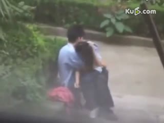 小学生公园情侣亲热：我初中胸小吗(图)(2)(点击浏览下一张趣图)