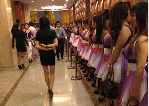 会所美女一条龙服务：高端会所的小姐怎么玩 高档会所小姐排队图片(点击浏览下一张趣图)