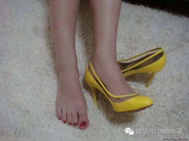 同事老婆的高跟鞋打胶：在女交警高跟鞋打胶图(5)(点击浏览下一张趣图)