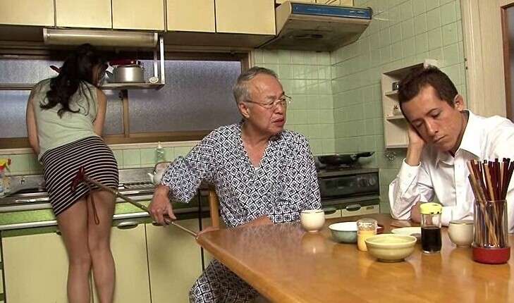 小保姆陪老头睡觉 保姆陪床玩老头：女保姆陪老头睡觉视频.(点击浏览下一张趣图)