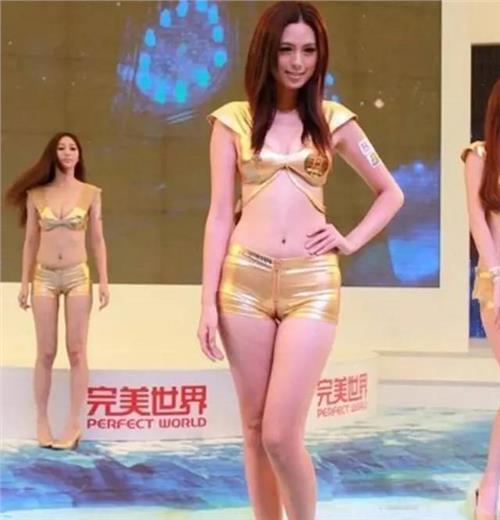 紧身裤的尴尬现沟图片：女生紧身裤阴沟图片多1 凸凹(3)(点击浏览下一张趣图)
