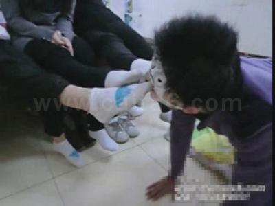 给本大小姐把脚舔干净 将近半个脚都进嘴了：把美女脚放在脸上舔(3)(点击浏览下一张趣图)
