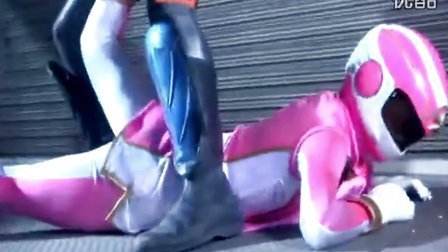圣洁女战士被脱靴图解：giga女战士触手图解 giga女战士受难视频(点击浏览下一张趣图)