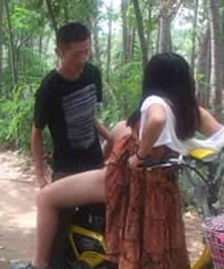 女大學生野战照片：男女靠着车打野战.(4)(点击浏览下一张趣图)