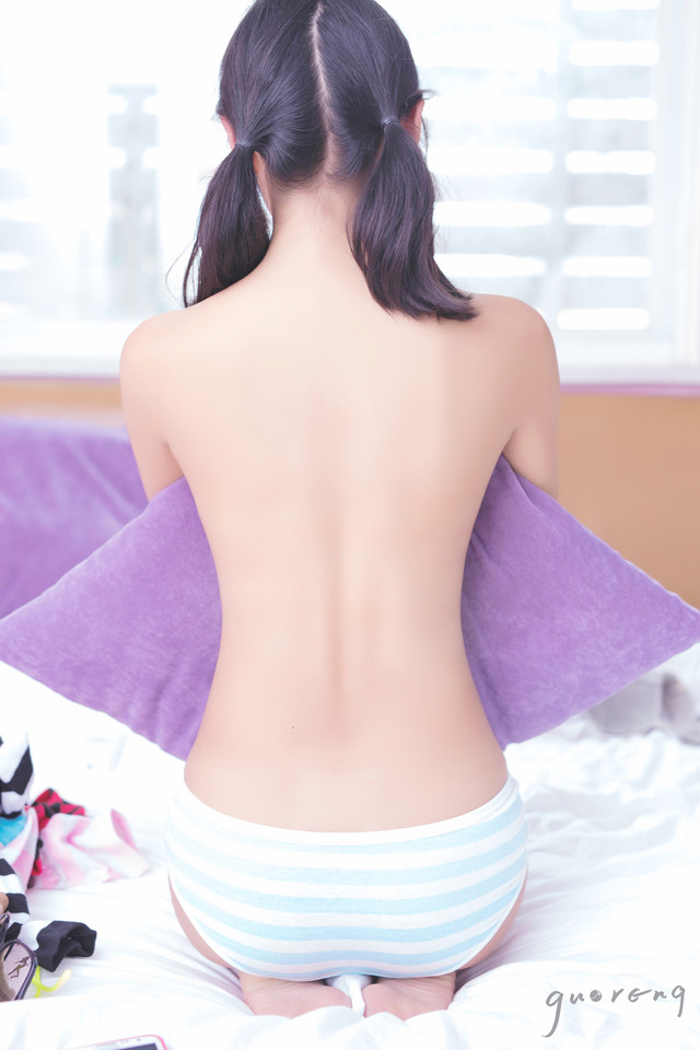 水手服黑色过膝袜：死库水绝对领域 完整版水手服白袜视频(点击浏览下一张趣图)