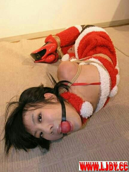 尾巴肛塞GIF 变装肛塞尾巴：美女戴兔尾巴肛塞图(5)(点击浏览下一张趣图)