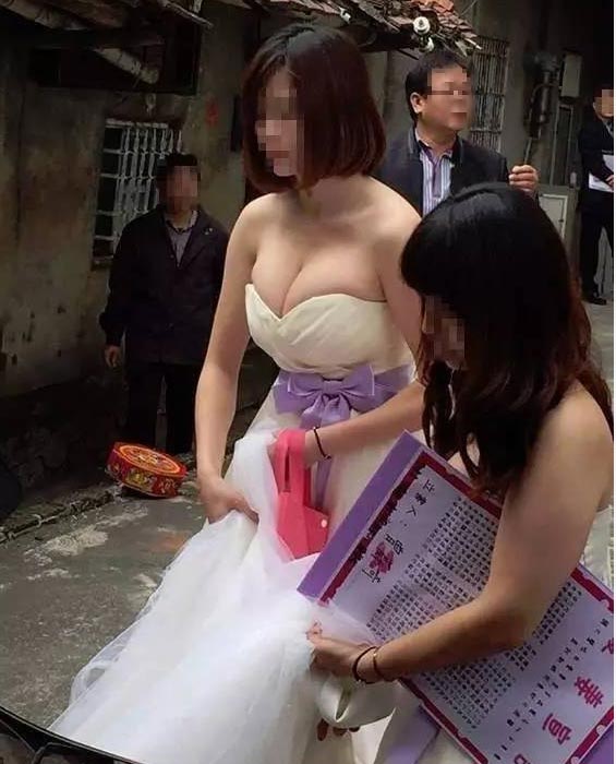 大胸伴娘抢镜 闹洞房扒伴娘裤子视频:：大胸伴娘facebook(2)(点击浏览下一张趣图)