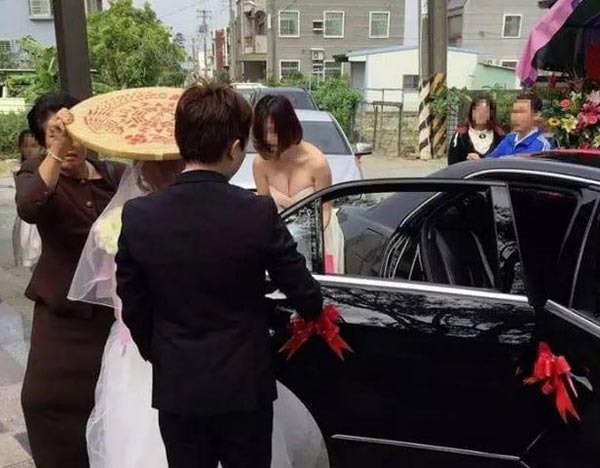 大胸伴娘抢镜 闹洞房扒伴娘裤子视频:：大胸伴娘facebook(5)(点击浏览下一张趣图)