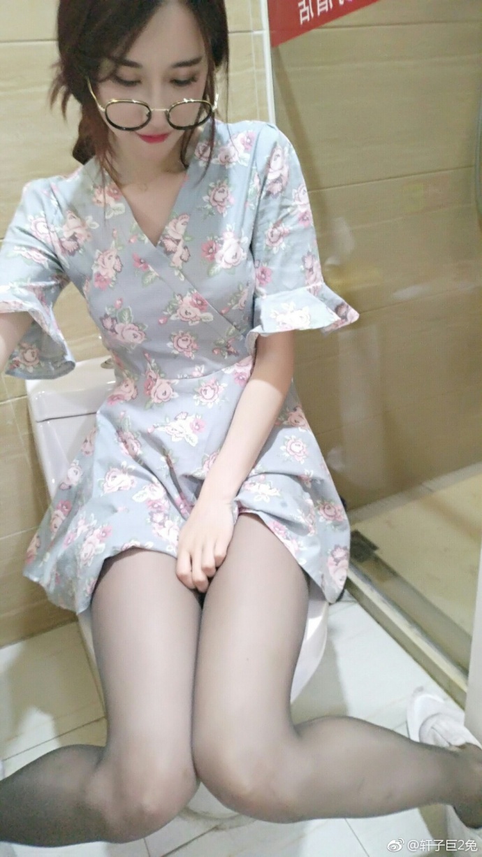 轩子巨2兔肉丝直播视频：轩子巨2兔哪一期最好看(点击浏览下一张趣图)