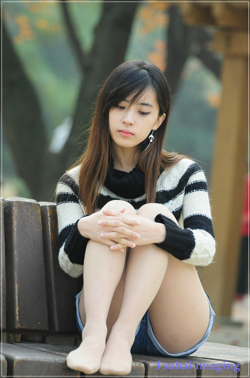 女学生的丝袜脚微博灰色丝袜脚视频：我的丝袜姐姐啊…嗯(3)(点击浏览下一张趣图)