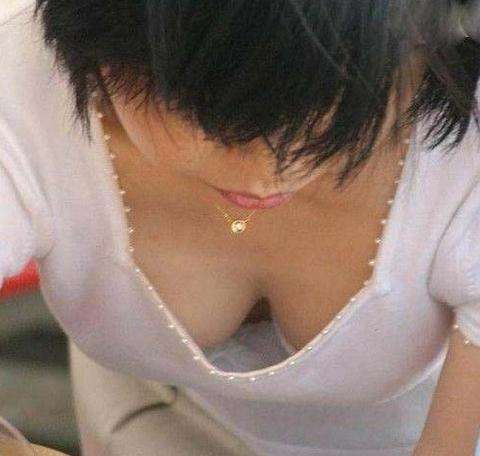 从高处看领口图片：低领口看到胸 圆领低胸美女(点击浏览下一张趣图)