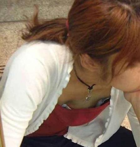 从高处看领口图片：低领口看到胸 圆领低胸美女(6)(点击浏览下一张趣图)
