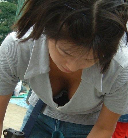 从高处看领口图片：低领口看到胸 圆领低胸美女(8)(点击浏览下一张趣图)
