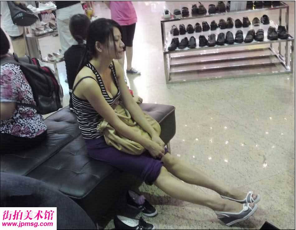 我高三胸小吗有图：女孩弯腰捡东西露胸 美女买东西弯腰露胸(点击浏览下一张趣图)
