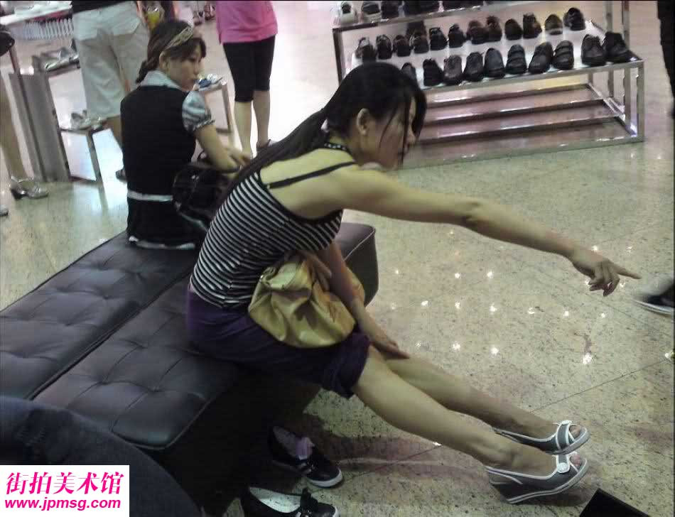 我高三胸小吗有图：女孩弯腰捡东西露胸 美女买东西弯腰露胸(3)(点击浏览下一张趣图)