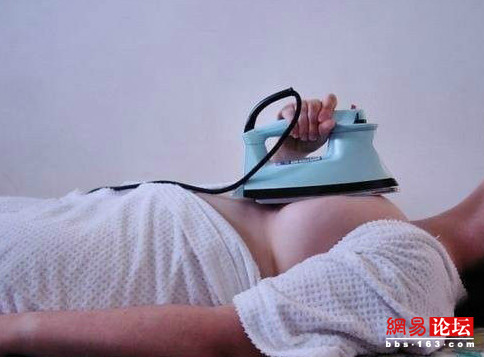 我高三胸小吗有图：女孩弯腰捡东西露胸 美女买东西弯腰露胸(8)(点击浏览下一张趣图)