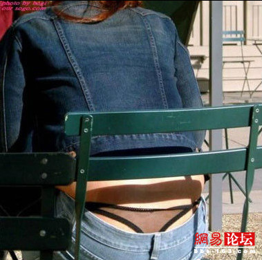菜市场女生弯腰露胸：弯腰擦鞋露胸 女生在家里容易走光(3)(点击浏览下一张趣图)