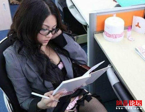 菜市场女生弯腰露胸：弯腰擦鞋露胸 女生在家里容易走光(5)(点击浏览下一张趣图)
