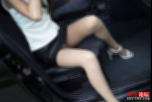 菜市场女生弯腰露胸：弯腰擦鞋露胸 女生在家里容易走光(8)(点击浏览下一张趣图)