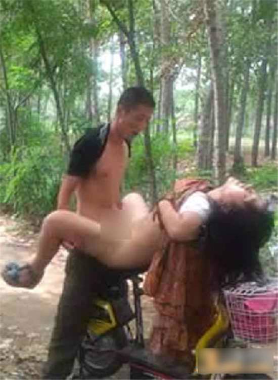摩托车上的车震的辣文摩托车上玩车震口述：下雨天男女车震照片(2)(点击浏览下一张趣图)