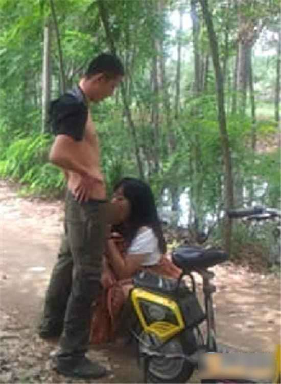 摩托车上的车震的辣文摩托车上玩车震口述：下雨天男女车震照片(3)(点击浏览下一张趣图)