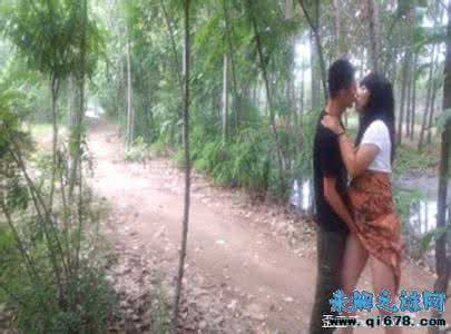 摩托车上的车震的辣文摩托车上玩车震口述：下雨天男女车震照片(4)(点击浏览下一张趣图)