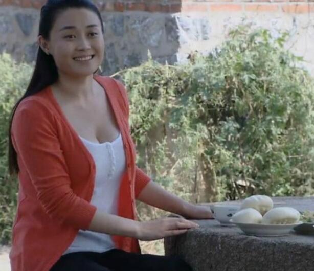关婷娜的乳旁多大图片：关婷娜生活照片 关婷娜被多少人腄过(3)(点击浏览下一张趣图)