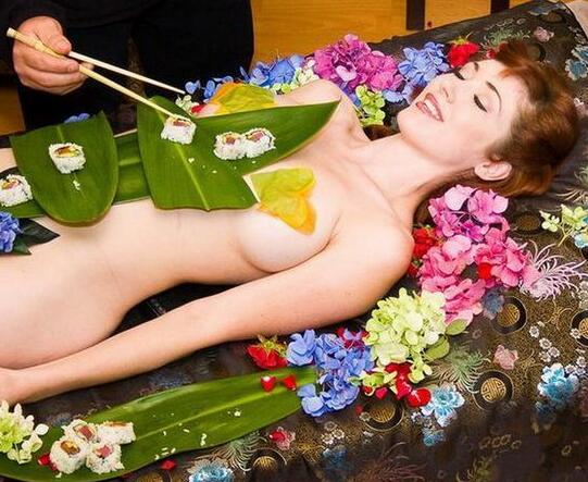 创意人体蛋糕图片：女性人体蛋糕图 女性人体蛋糕的做法(5)(点击浏览下一张趣图)