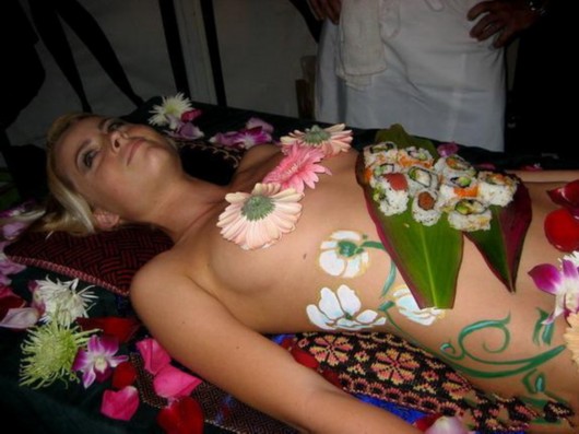 美女奶奶油色男美女：美女奶油盛宴任意舔 超模奶油大战(4)(点击浏览下一张趣图)