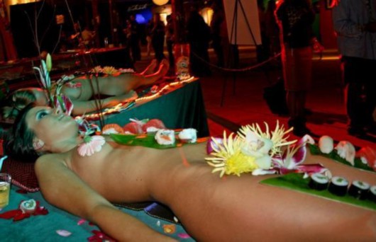 美女奶奶油色男美女：美女奶油盛宴任意舔 超模奶油大战(6)(点击浏览下一张趣图)