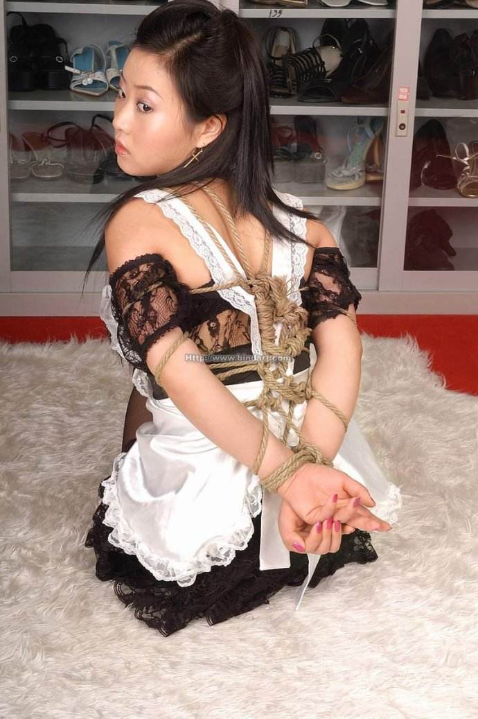 脚镣超高跟鞋图集：手铐脚镣高跟鞋锁 超高跟鞋细跟美女(点击浏览下一张趣图)