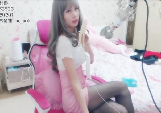 伪娘酒店穿丝袜 伪娘诗雨酱直播：小学生伪娘化妆穿丝袜(点击浏览下一张趣图)