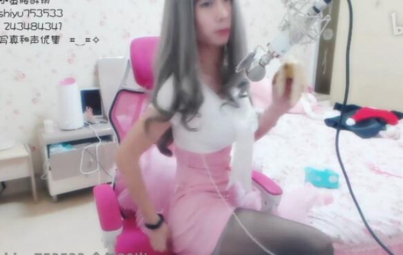 伪娘诗雨直播穿丝视频：小男孩在家化妆成伪娘(4)(点击浏览下一张趣图)