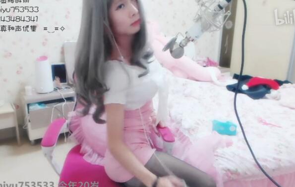 伪娘诗雨直播穿丝视频：小男孩在家化妆成伪娘(5)(点击浏览下一张趣图)