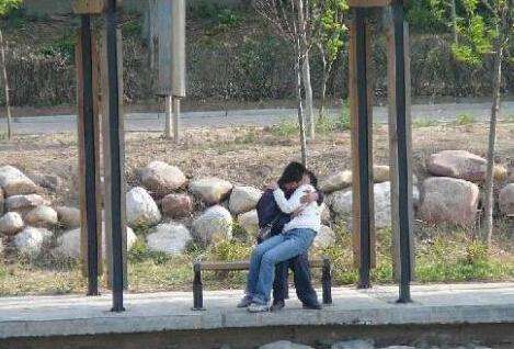 野外偷尝禁果照片视频：男女:野战:屋角视频 多情男女野外大炮视频(点击浏览下一张趣图)