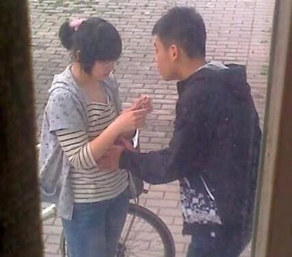 野外偷尝禁果照片视频：男女:野战:屋角视频 多情男女野外大炮视频(2)(点击浏览下一张趣图)