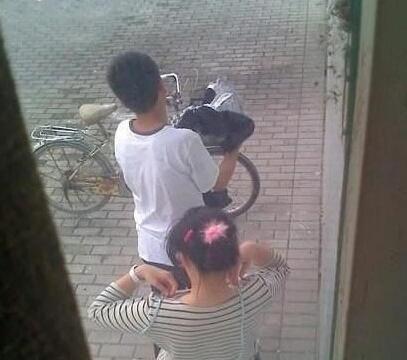 野外偷尝禁果照片视频：男女:野战:屋角视频 多情男女野外大炮视频(6)(点击浏览下一张趣图)