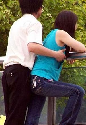 野外偷尝禁果照片视频：男女:野战:屋角视频 多情男女野外大炮视频(7)(点击浏览下一张趣图)