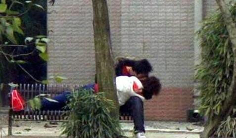 野外偷尝禁果照片视频：男女:野战:屋角视频 多情男女野外大炮视频(8)(点击浏览下一张趣图)