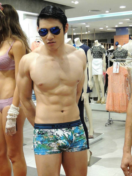魅男man百度云资源：居家迷情魅男百度云盘 (5)(点击浏览下一张趣图)