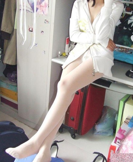 大学女生宿舍自拍图片：大学女生宿舍透明内裤(3)(点击浏览下一张趣图)