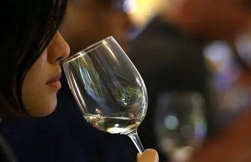 经期喝了红酒怎么办？经期可以喝少量红酒吗(点击浏览下一张趣图)