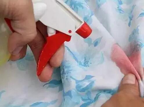 床单上月经渍怎么洗？月经洗床单小窍(点击浏览下一张趣图)
