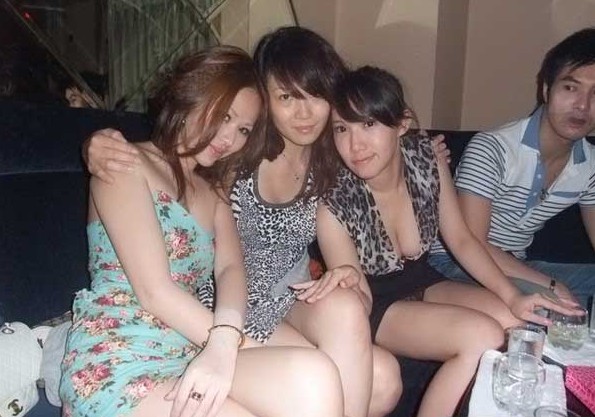 三陪小妹陪客图片：小姐陪客人睡图片 夜场陪客真实图片(点击浏览下一张趣图)