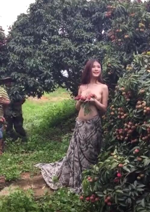 苗族少女打野战照：苗族第一美女杨思思 (3)(点击浏览下一张趣图)