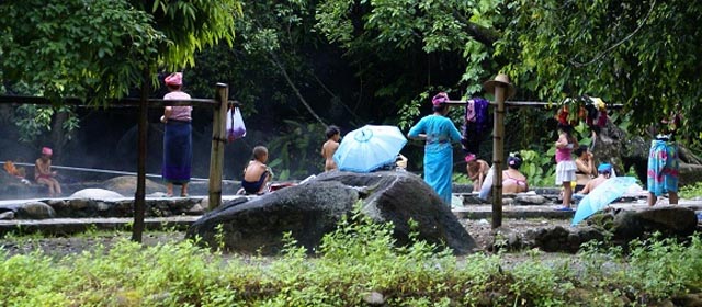 云南妇女裸浴17年 实拍云南男女集体裸浴：云南裸浴节图片(5)(点击浏览下一张趣图)