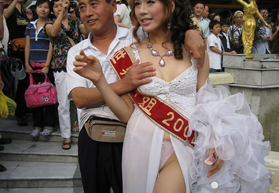 查看云南摸乃节视频 云南模奶节小孩能摸吗?：云南楚雄模奶节图片(2)(点击浏览下一张趣图)