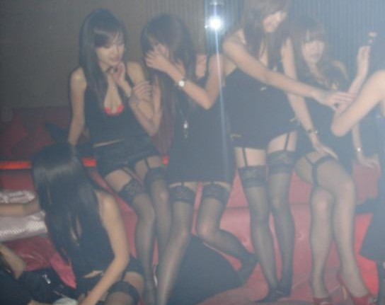 酒吧图片喝酒女人图片 ktv美女喝酒真实照片：酒吧图片喝酒夜场图片(点击浏览下一张趣图)