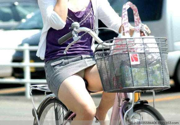 骑电动车穿短裙走光图：美女电动车走光图 骑电动车超短裙露底(4)(点击浏览下一张趣图)