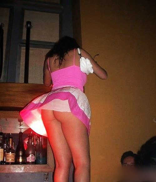 骑电动车穿短裙走光图：美女电动车走光图 骑电动车超短裙露底(5)(点击浏览下一张趣图)